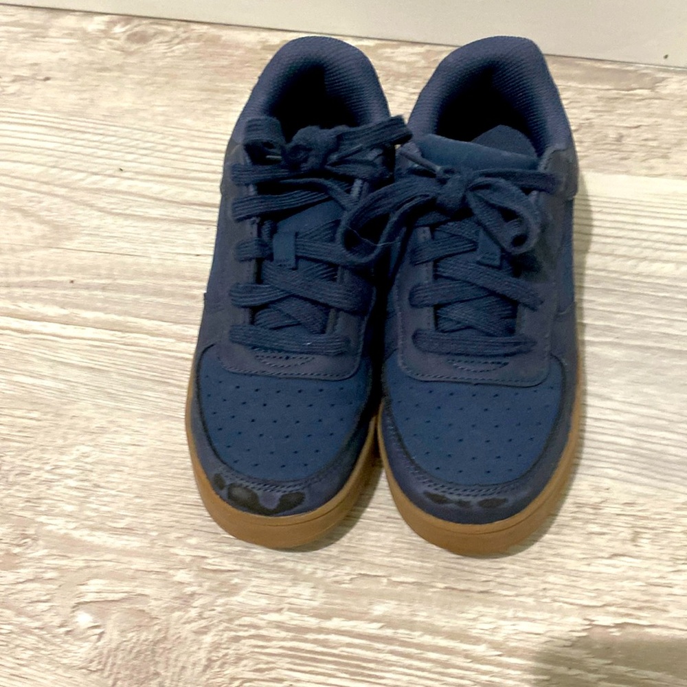 Boys tennis shoes